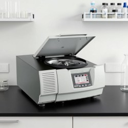 CE 234 - Centrifuga da laboratorio refrigerata Digtor 22R. Capacità max 4 x 750 ml.